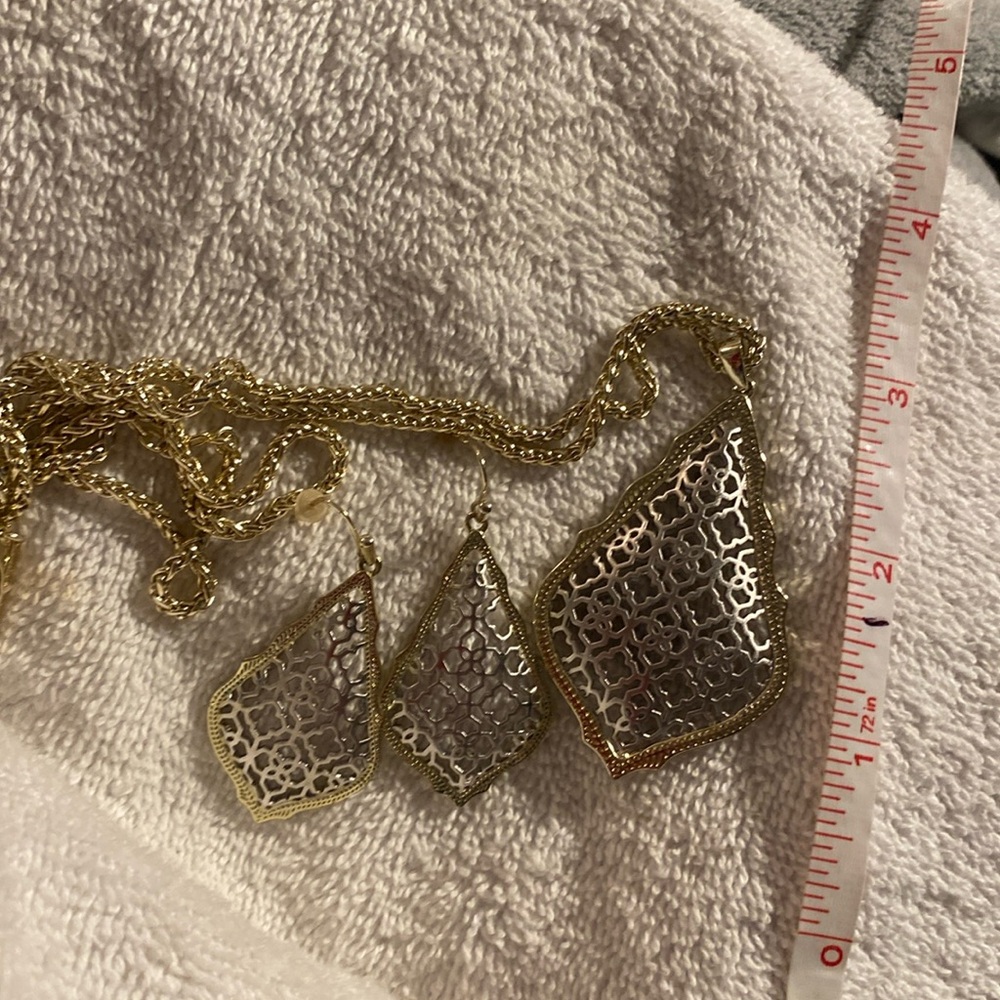 Kendra Scott necklace and earrings